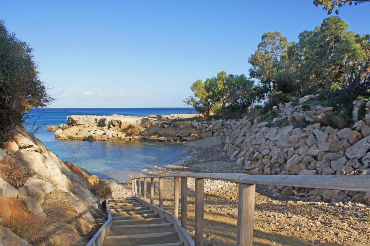 Lucile - Coralli Beachfront Apartment Paralimni Exterior foto