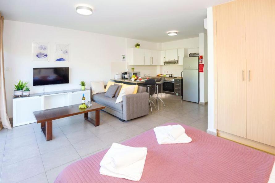 Lucile - Coralli Beachfront Apartment Paralimni Exterior foto
